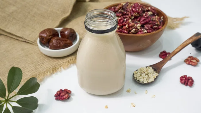 Cách làm sữa hạt Óc chó yến mạch táo đỏ bằng máy xay sinh tố